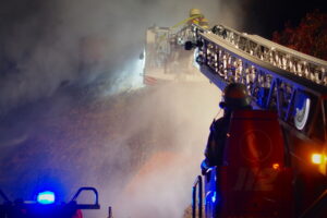 Die Feuerwehr hatte es in der Silvesternacht mit Einsätzen im gesamten Stadtgebiet zu tun. (Symbolbild: Günther Richter / pixelio.de)