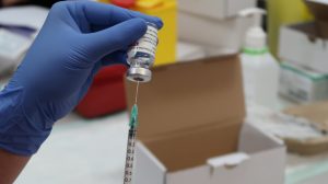 Die Impfungen mit dem Vakzin von AstraZeneca werden in Deutschland wieder aufgenommen. (Symbolbild: Philipp Wiatschka / pixelio.de)