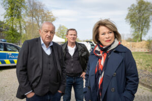 Auf einem alten Kasernengelände ist ein Mord passiert. Wilsberg (Leonard Lansink, li.), Overbeck (Roland Jankowsky) und seine Chefin Anna Springer (Rita Russek) ermitteln. (Foto: ZDF / Thomas Kost)