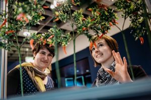 Dr. Ramona Dölling (links) und Dr. Hanna Rüschoff (rechts) stellen in der neuen Sonderausstellung "Überlebenskünstler Mensch" im Naturkundemuseum die verschiedenen Facetten des Menschen vor, unter anderem geht es um Ernährung. (Foto: Steinweg/LWL)