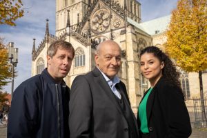 Bei den Wilsberg-Dreharbeiten in Münster (v.l.): Oliver Korittke, Leonard Lansink und Patricia Meeden. (Foto: ZDF / Thomas Kost)