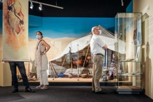 Die Ausstellung "Überlebenskünstler Mensch" im LWL-Museum für Naturkunde. (Foto: LWL / Steinweg)