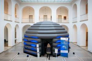 In ganz Westfalen ist das Pop-up-Planetarium unterwegs. (Foto: LWL / Steinweg)