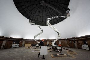 Mit zwei Arbeitsbühnen kamen die Handwerker auf 13 Meter Höhe und konnten unter der Kuppel im Planetarium arbeiten. (Foto: LWL / Steinweg)