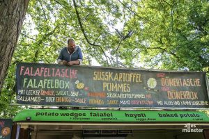 Selbst ist der Chef: Swen Gödde legt letzte Hand an den Krawummel Foodtruck. (Foto: Michael Wietholt)