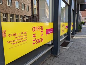 Ganz schön auffällig: Die bunte Werbung für das "Offene Fenster". (Foto: Katja Angenent)