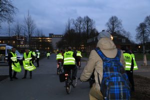 Mit den reflektierenden Warnwesten kommt ihr sicher durch die dunkele Jahreszeit. (Foto: Stadt Münster / Presseamt)