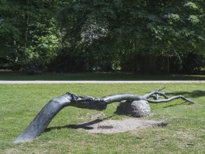 Der Bronzeast des Kunstwerks „Progetto Pozzo di Münster“ ist sieben Meter lang und über 1000 Kilogramm schwer. (Foto: LWL / Skulptur Projekte Archiv, Studio Penone)