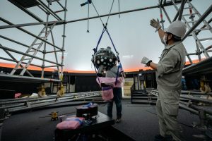 Der neue Sternenprojektor Orpheus wird im modernisierten Planetarium installiert. (Foto: LWL / Steinweg)