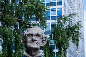 Der Freundeskreis Paul Wulf ruft für Samstag zur Demo gegen selbsternannte "Corona-Rebellen" an der Skulptur am Servatiiplatz auf. (Archivbild: Thomas Hölscher)