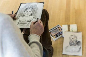 Erwachsene können im LWL-Museum für Kunst und Kultur einen Zeichenkurs belegen. (Foto: LWL / Hanna Neanderv)