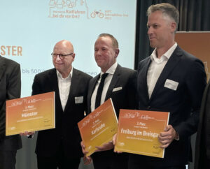 Münster hat beim ADFC-Ranking wieder die Nase vorn: OB Markus Lewe (l.) nahm am Montag in Berlin die Auszeichnung zur Fahrradhauptstadt 2023 in der Kategorie der Städte mit über 200.000 Einwohnern entgegen. Karlsruhe und Freiburg belegten die Plätze 2 und 3. (Foto: Stadt Münster)