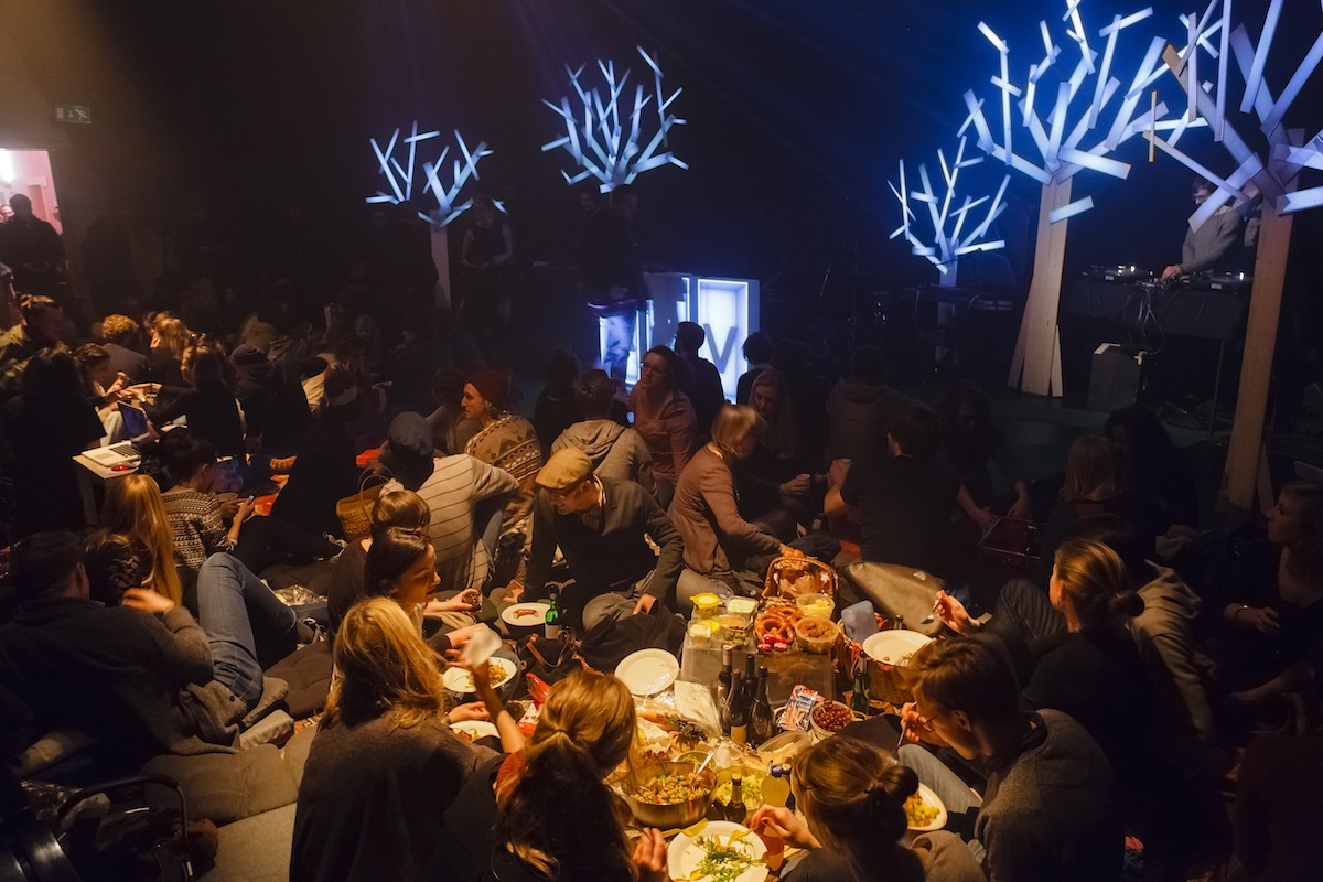 Das Pumpenhaus wurde gestern zur Picknickwiese umfunktioniert. (Foto: Dennis Stachel)