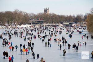 Die Menschen lockte es am Wochenende in Scharen an und auf den Aasee. (Foto: Michael Bührke)