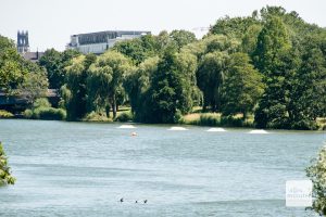 Aus der Ferne wirken die Belüfter wie Eisberge im Aasee. (Foto: Michael Bührke)