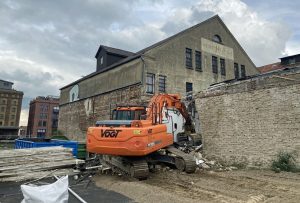 Eine Leichtbauhalle im Hill-Speicher weicht dem künftigen RVM-Bootshaus mit Dachterrasse und Veranstaltungsraum des soziokulturellen Zentrums der Initiative B-Side. (Foto: Wirtschaftsförderung Münster GmbH)