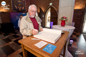 Das "Book of Peace" in der Bürgerhalle. (Foto: Michael Bührke)