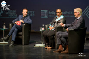 Georg Restle, Leymah Gbowee und Prof. Dan Smith (v.l.) im Gespräch. (Foto: Michael Bührke)