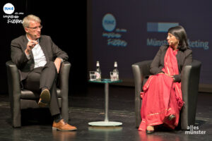 Elmar Theveßen (l.) und Prof. Ummu Salma Bava. (Foto: Michael Bührke)