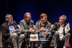 Bei Gastgeber Adam Riese (2.v.l.) auf dem Talksofa (v.l.): Prof. Eckhard Freise, Leon Windscheid und Werner Schulze Erdel. (Foto: sg)