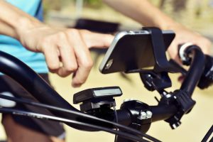 Auch auf dem Fahrrad gilt: Hände weg vom Telefon.(Foto: nito / stock.adobe.com)