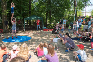 Events wie das Straßenkünstlerfestival locken regelmäßig viele Menschen in den Allwetterzoo. (Foto: Michael Bührke)