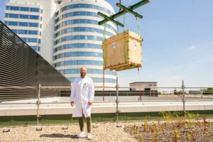 Die Freude ist unübersehbar: Dr. Martin Schulze, Leiter des 3D-Labors, Arzt und Ingenieur, ließ es sich nicht nehmen, die Anlieferung des 3D-Druckers selbst zu begleiten. (Foto: WWU/Erk Wibberg)