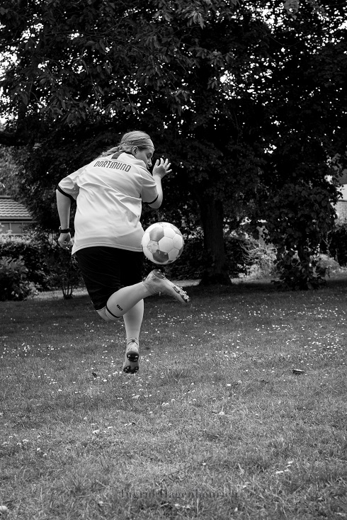 Anna-Lena ist nicht nur Fan, sondern spielt auch selbst Fußball. (Foto: Ingrid Hagenhenrich)