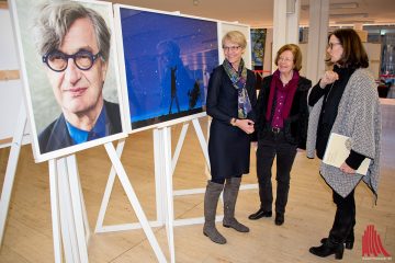 Susanne Anger (r.) führt die Regierungspräsidentin Dorothee Feller (l.) und die Bürgermeisterin Wendela-Beate Vilhjalmsson (m.) durch die Ausstellung. (Foto: mb)
