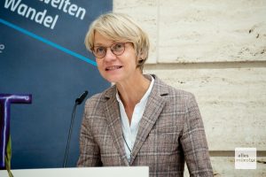 Regierungspräsidentin Dorothee Feller begrüßt die Gäste der Ausstellungseröffnung (Foto: Bührke)