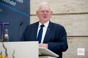 Friedhelm Ost berichtete während der Ausstellungseröffnung über seine Erlebnisse mit Helmut Kohl im Umfeld der Wiedervereinigung (Foto: Bührke)