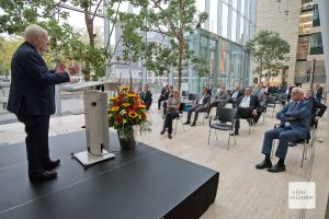 Aufmerksam verfolgen die Gäste im Foyer der Bezirksregierung den Erzählungen und Einschätzungen von Friedhelm Ost (Foto: Bührke)