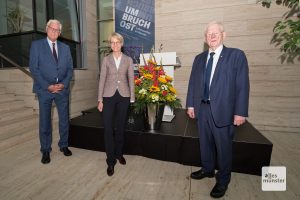 Dr. Peter Paziorek, Dorothee Feller und Friedhelm Ost (v.l.) während der Eröffnung der Ausstellung "Umbruch Ost" (Foto: Bührke)