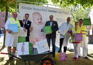 Mit 15.000 EUR ist das „Spenden-Fundament“ bereits gelegt. Darüber freuen sich im St. Franziskus-Hospital (v.l.): PD Dr. Michael Böswald, Dr. Ansgar Klemann, Leonhard Decker, Pflegedirektor, Professor Dr. Michael Möllmann, Ärztlicher Direktor, Christine Gradert und Dr. Florian Urlichs. (Foto: SFH)