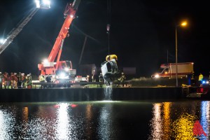 Ein Kran der Feuerwehr hob das Auto-Wrack aus dem Dortmund-Ems-Kanal. (Foto: sg) 