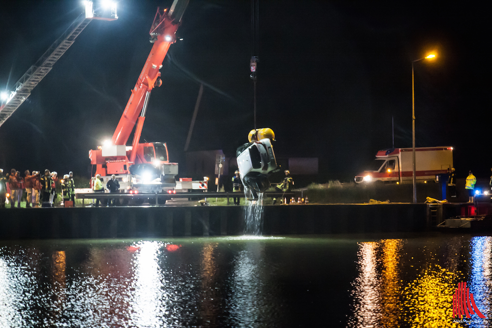 Ein Kran der Feuerwehr hob das Auto-Wrack aus dem Dortmund Ems Kanal. (Foto: sg)