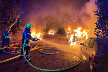 Neujahr 2023 standen sieben Fahrzeuge gleichzeitig in Flammen. (Foto: Ingo Reismann)