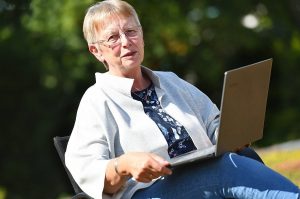 Autorin Helga Streffing bei der Gartenarbeit (Foto: Michael Bönte)