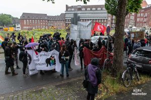 An der Baustelle am neuen Hüffer-Campus wollten die Demonstranten ihren Protest in Sicht- und Hörweite von Kanzlerkandidat Armin Laschet zum Ausdruck bringen. (Foto: Thomas Hölscher)