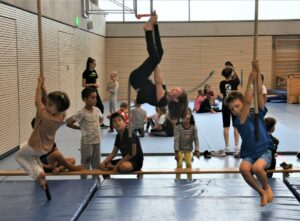 Für reichlich Bewegung ist bei den „Bewegten Kids“ in der Dreifachsporthalle an der Lotharinger Straße gesorgt. Die Schwungseile waren besonders begehrt. (Foto: SSB)