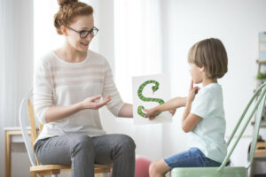 Fast jeder vierte Schulanfänger in Münster erhielt im vergangenen Jahr rund um den Schulbeginn eine Sprachtherapie. Diese können Kinder bei der Sprachentwicklung unterstützen. (Foto: AOK/hfr.)