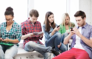 Wenn das Smartphone nicht mehr aus der Hand gelegt wird, könnte eine Mediensucht vorliegen. (Foto: AOK / hfr)