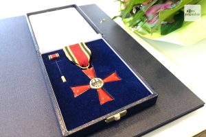 Das Bundesverdienstkreuz am Bande wird seit 1951 für besondere Verdienste auf politischem, wirtschaftlichem, kulturellem, geistigem oder ehrenamtlichem Gebiet verliehen. (Foto: Bührke)