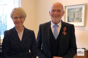 Sharon Fehr (r.) wurde das Bundesverdienstkreuz von Regierungspräsidentin Dorothee Feller (l.) überreicht. (Foto: Bührke)