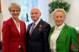 Während der Ordensverleihung (v.l.): Regierungspräsidentin Dorothee Feller, Dieter und seine Frau Fransje Sieger. (Foto: Michael Bührke)