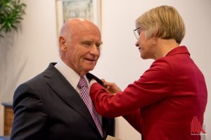 Der sichtlich gerührte Dieter Sieger bekommt von der Regierungspräsidentin das Bundesverdienstkreuz verliehen. (Foto: Michael Bührke)