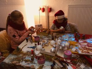 Die Schülerinnen Hannah und Greta von der Aegidii-Ludgeri-Schule beim Basteln des Baumschmucks. (Foto: Malteser)