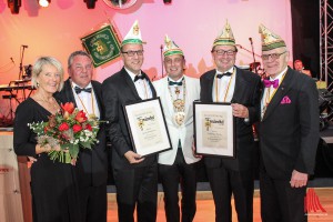 Urkunden gab es für die neuen Ehrensenatoren Georg Krimphove (3.v.l.) und Winfried Hötte (2.v.r.). Senatspräsident Lars Michler (3.v.r.) nahm die Ehrungen vor. (Foto: je)