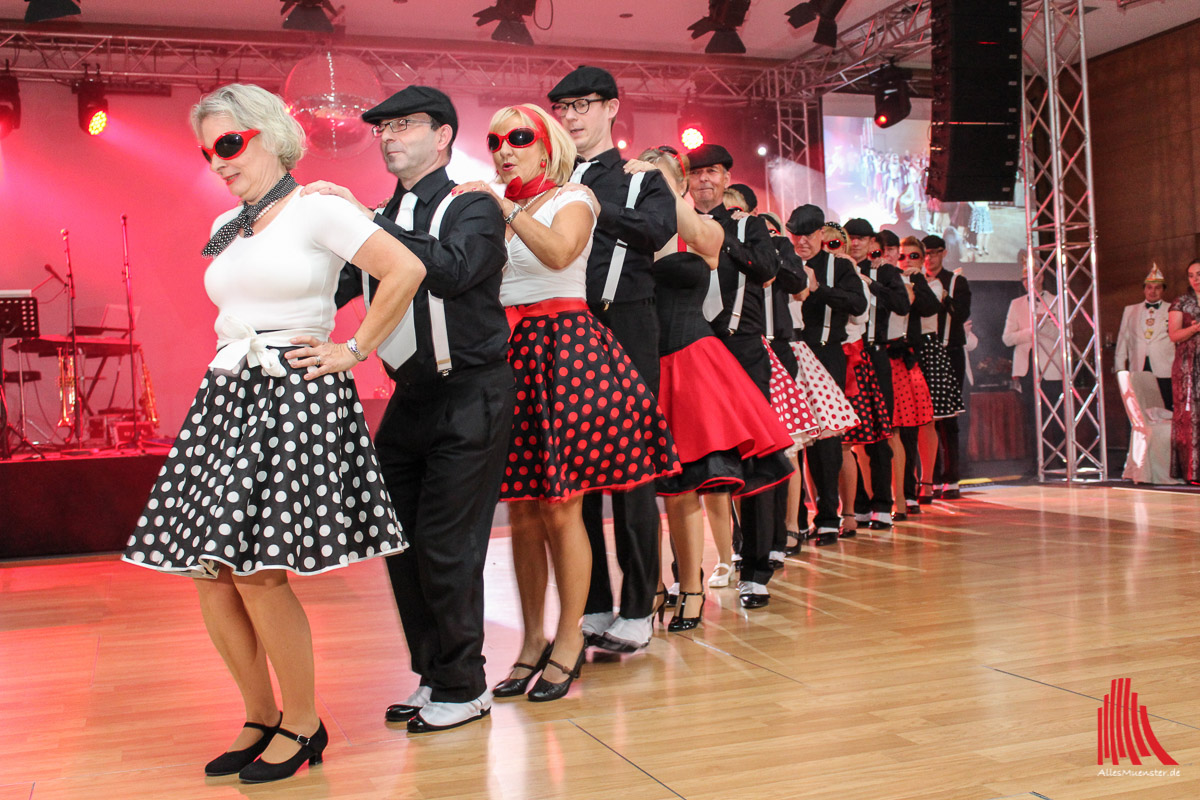 Die neuen Senatoren der KG Freudenthal führten gemeinsam schwungvolle Tänze im Stil der 50er/ 60er Jahre vor. (Foto: je)
