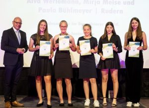 Die Freude stand den geehrten Sportlerinnen – hier (v.l.) Sara Grauer, Tjorven Schneiderm, Alva Werlemann, Mirja Meise und Paula Bühlmeyer als Landesmeisterinnen im Juniorinnen Doppelvierer mit Steuerfrau – bei den Ehrungen durch OB Lewe ins Gesicht geschrieben. (Foto: Peter Leßmann)